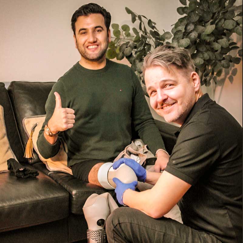 Persönliches Kundengespräch zur Beinprothese – Orthopädietechniker in Hamburg bespricht mit einem Patienten in ruhiger Atmosphäre Wünsche, Alltag und Ziele für die Prothesenversorgung