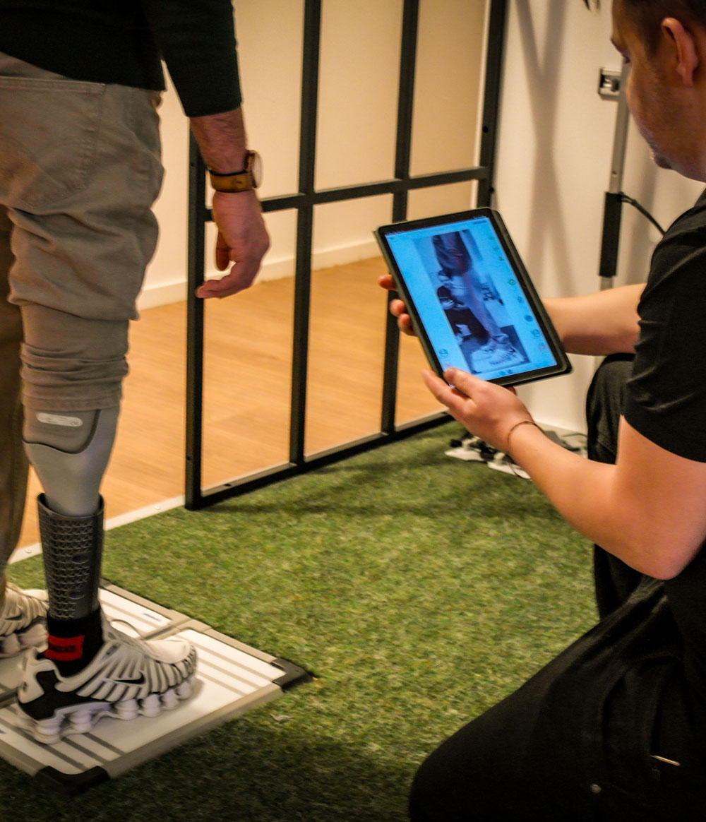 Orthopädietechniker analysiert Gangbild und Prothesen-Statik per Tablet zur individuellen Empfehlung in Hamburg